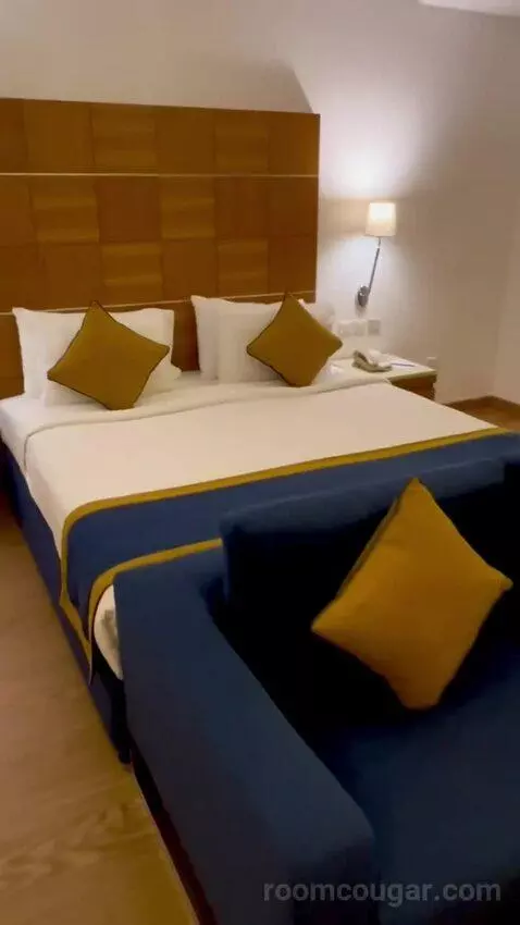Superior King Room (#230) bed picture #3