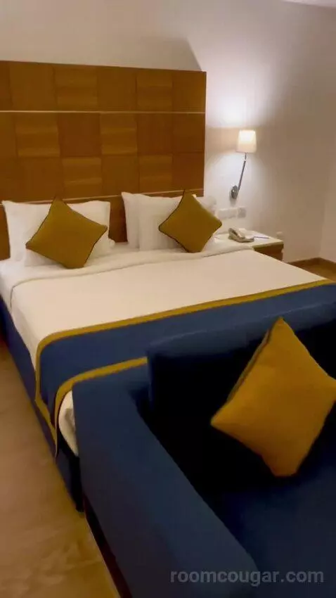 Superior King Room (#230) bed picture #4