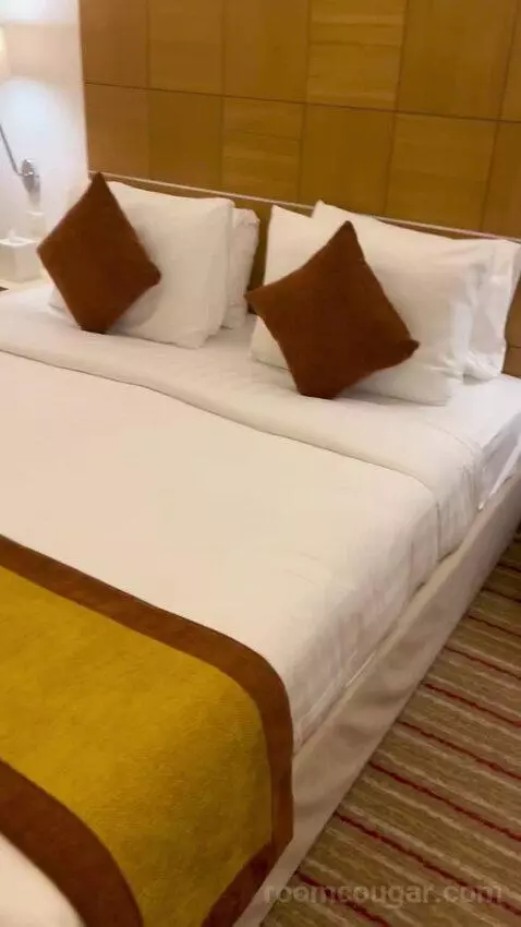Standard King Room (#242) bed picture #5