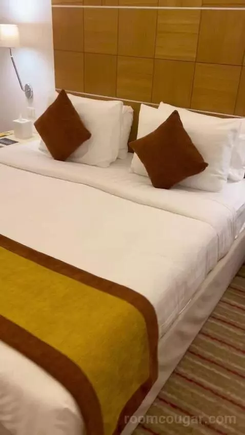 Standard King Room (#242) bed picture #7