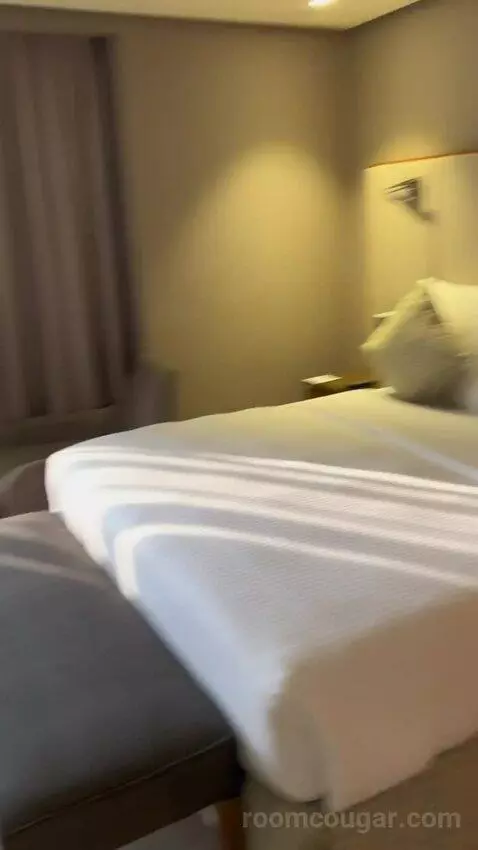 Executive Suite (#404) bed picture #5