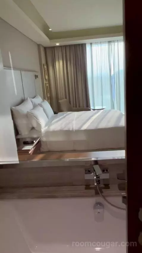 Deluxe King Room (#422) bed picture #5