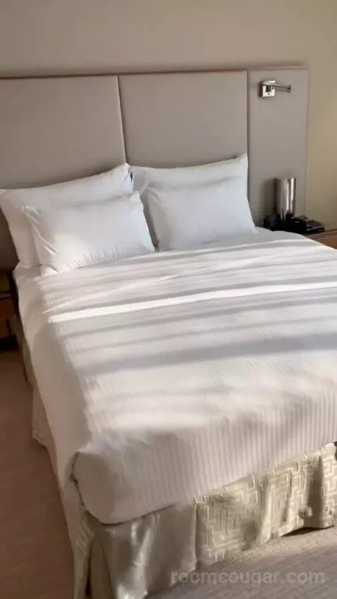 Deluxe King Room (#422) bed picture #9