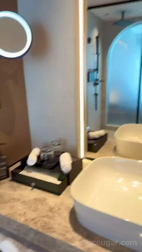 Deluxe Room Jbr View, 1 King Bed (#328) bathroom picture #11