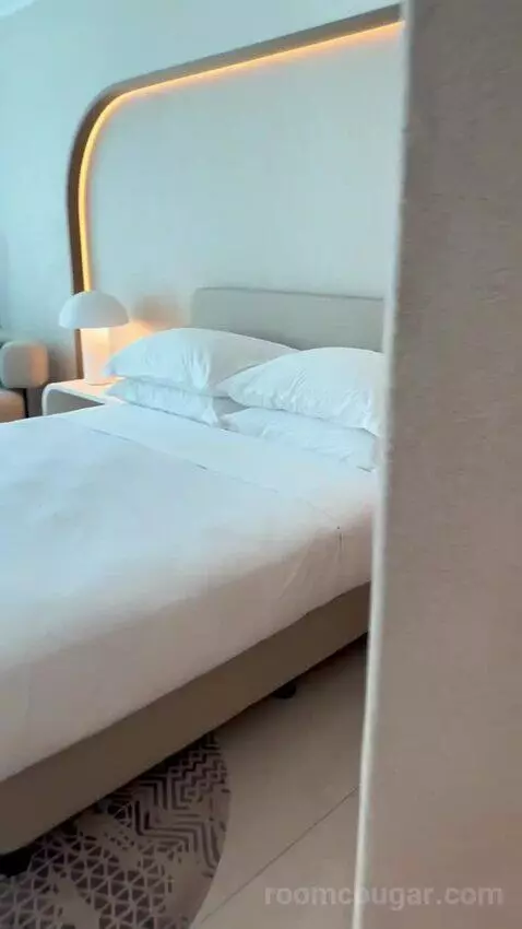 Deluxe Room Jbr View, 1 King Bed (#328) bed picture #2