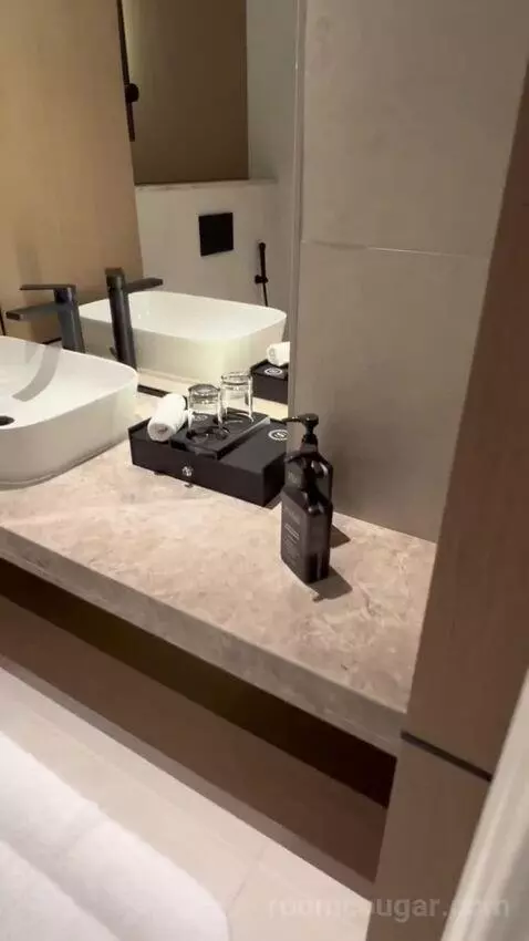Family Suite, Club Lounge Access, 2 Bedroom Suite (#155) bathroom picture #1