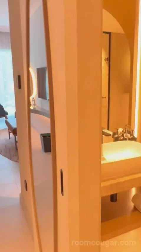 Family Suite, Club Lounge Access, 2 Bedroom Suite (#155) bathroom picture #2