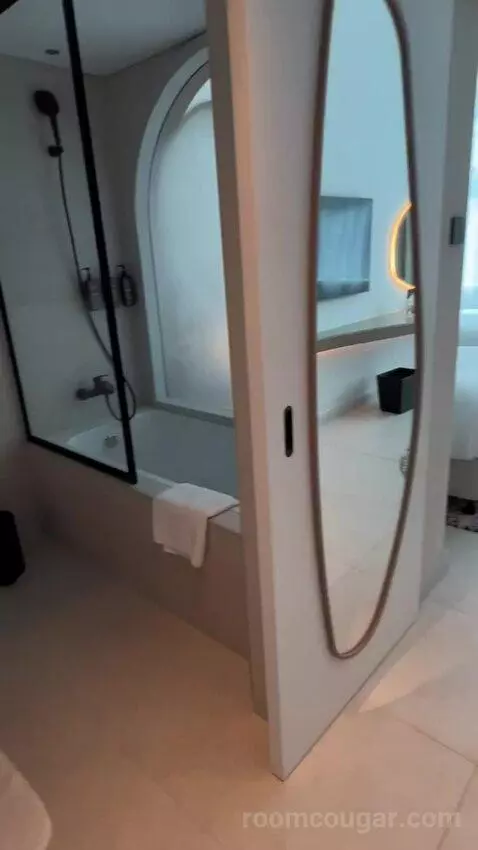 Family Suite, Club Lounge Access, 2 Bedroom Suite (#155) bathroom picture #4