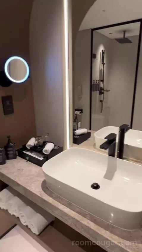 Family Suite, Club Lounge Access, 2 Bedroom Suite (#155) bathroom picture #7