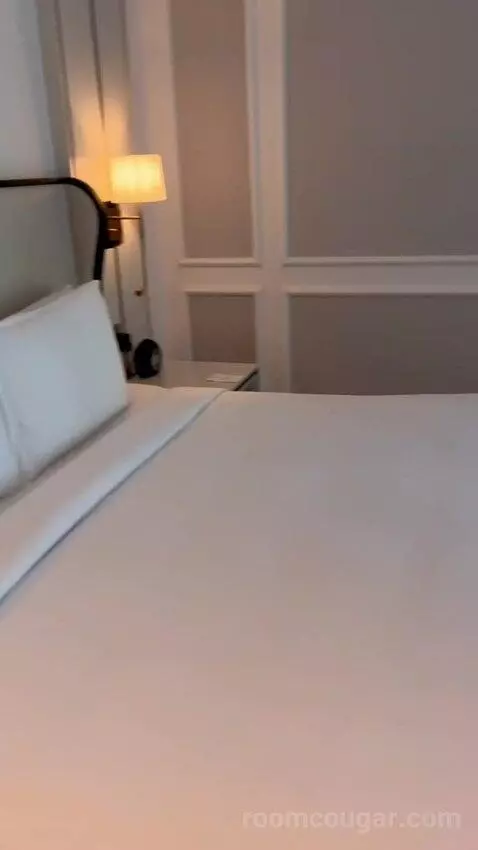 Prestige King Suite with Partial Sea View - Club Access (#1613) bed picture #3