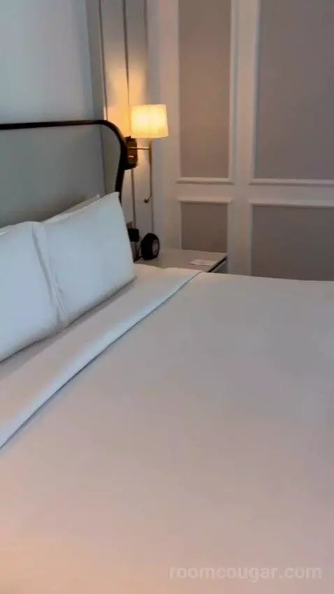 Prestige King Suite with Partial Sea View - Club Access (#1613) bed picture #4