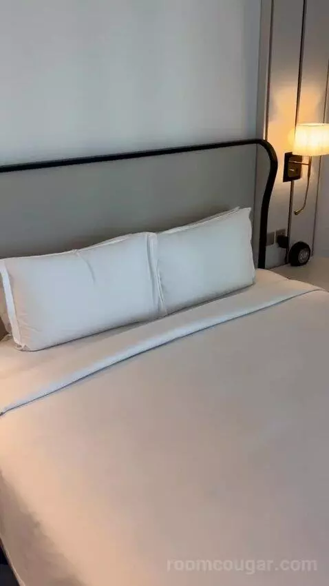 Prestige King Suite with Partial Sea View - Club Access (#1613) bed picture #5