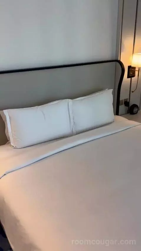Prestige King Suite with Partial Sea View - Club Access (#1613) bed picture #6