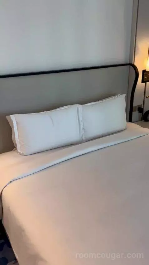 Prestige King Suite with Partial Sea View - Club Access (#1613) bed picture #7