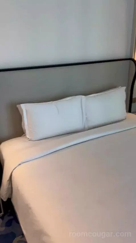 Prestige King Suite with Partial Sea View - Club Access (#1613) bed picture #8