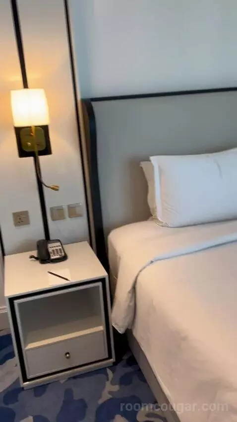 Prestige King Suite with Partial Sea View - Club Access (#1613) bed picture #9