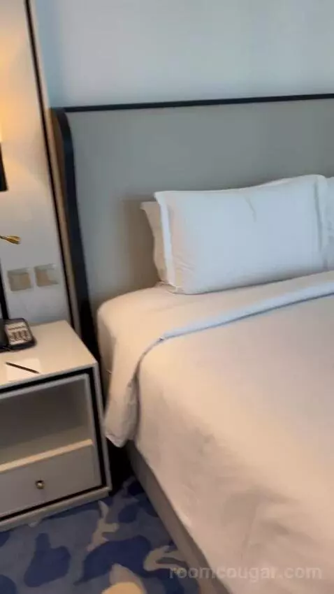 Prestige King Suite with Partial Sea View - Club Access (#1613) bed picture #12