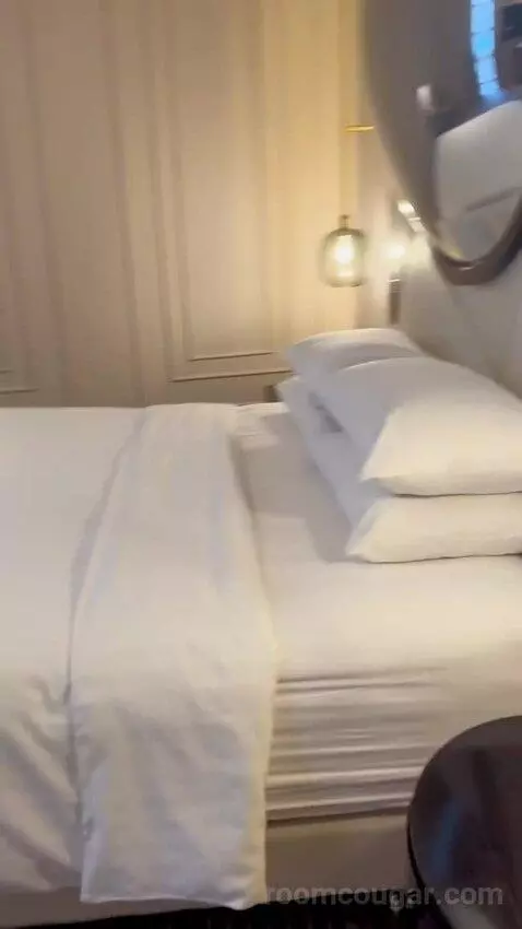 Junior Suite, Executive Lounge Access, 1 King, Sofa Bed (#310) bed picture #3
