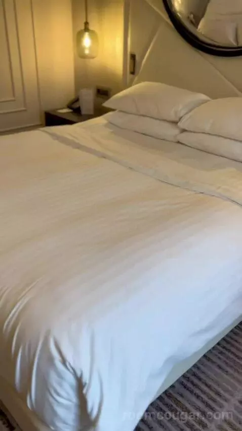 Deluxe Room 1 King (#440) bed picture #4
