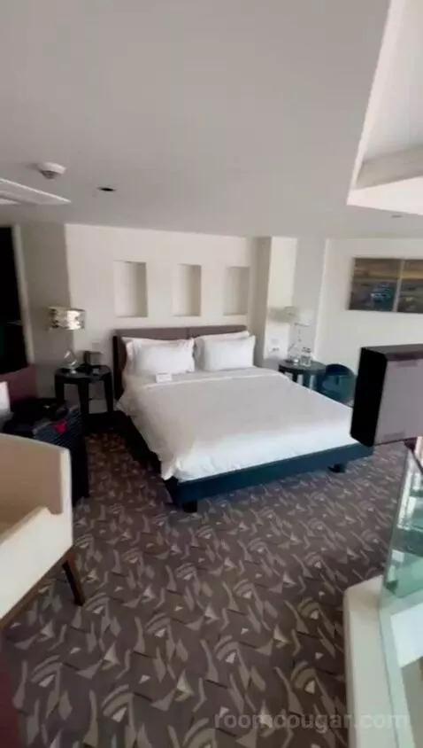 Duplex Superior Suite with City View (#703) bed picture #3