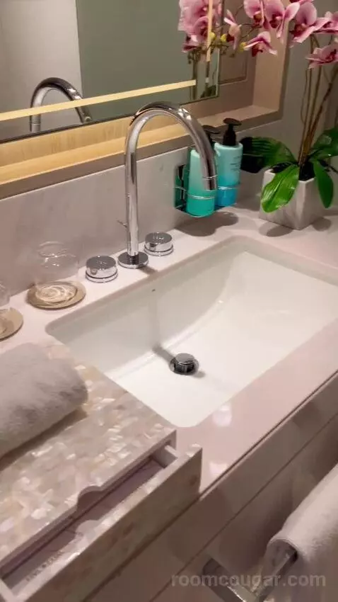 Luxe Studio (#1607) bathroom picture #1