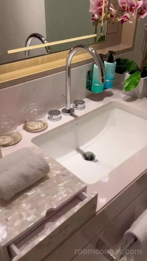 Luxe Studio (#1607) bathroom picture #2