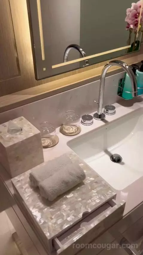 Luxe Studio (#1607) bathroom picture #7