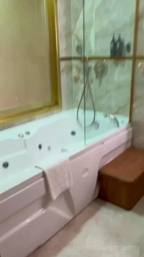 Family Suite with Jetted Tub (#2021) bathroom picture #1