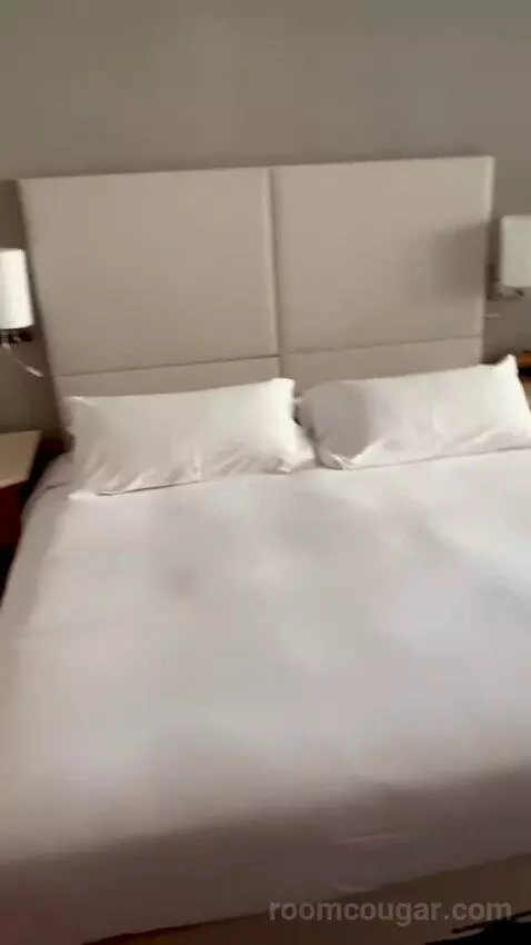 King Executive Suite (#862) bed picture #2