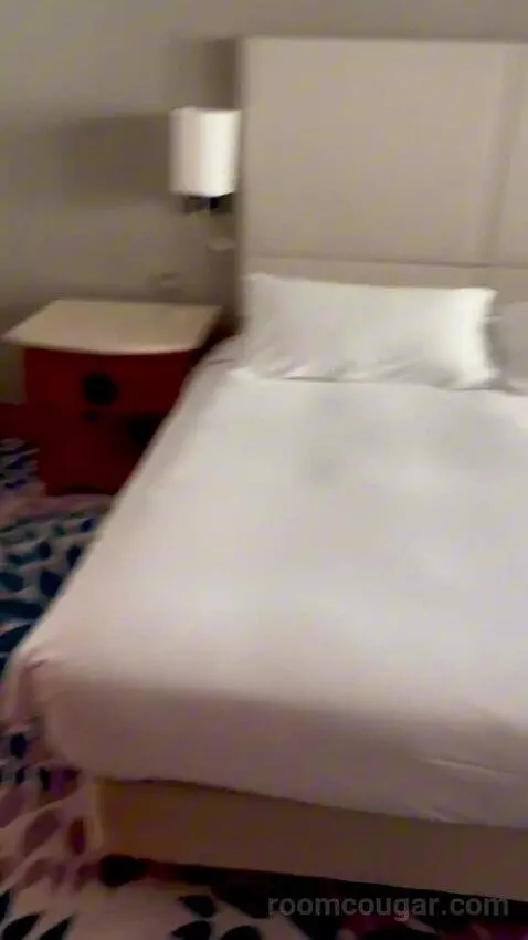 King Executive Suite (#862) bed picture #9