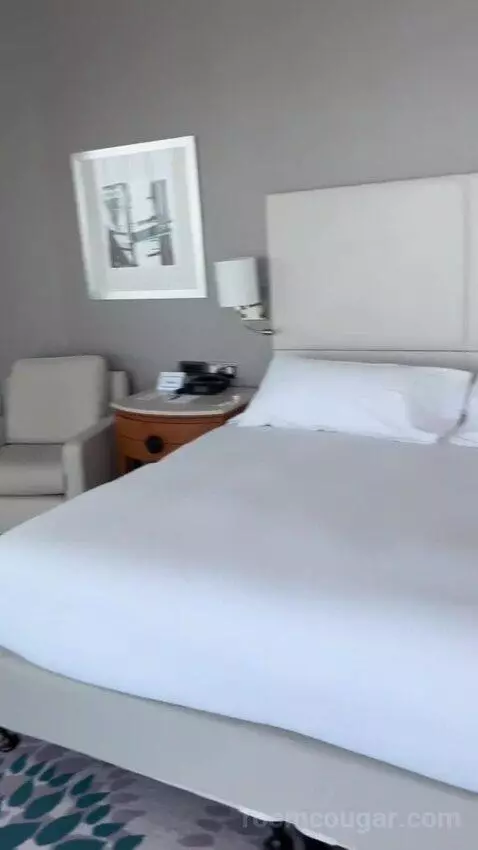 Executive King Room with Sea View (#101) bed picture #11