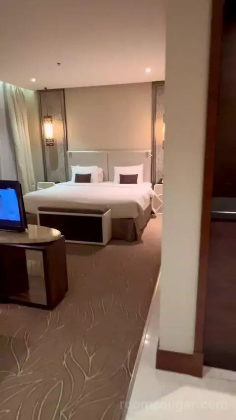Deluxe Suite (#5803) bed picture #1