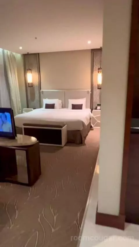 Deluxe Suite (#5803) bed picture #2