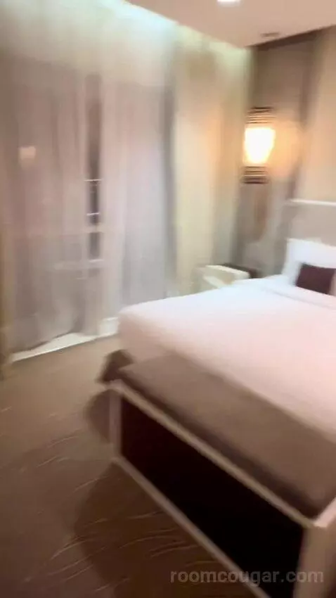 Deluxe Suite (#5803) bed picture #11