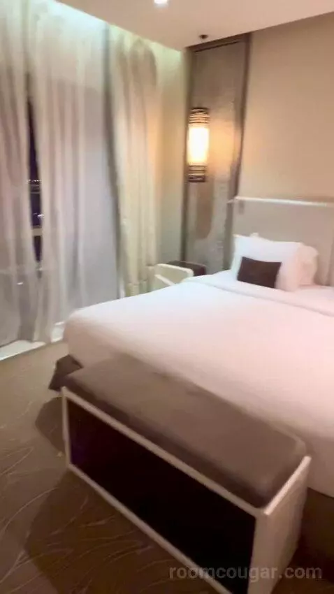 Deluxe Suite (#5803) bed picture #12