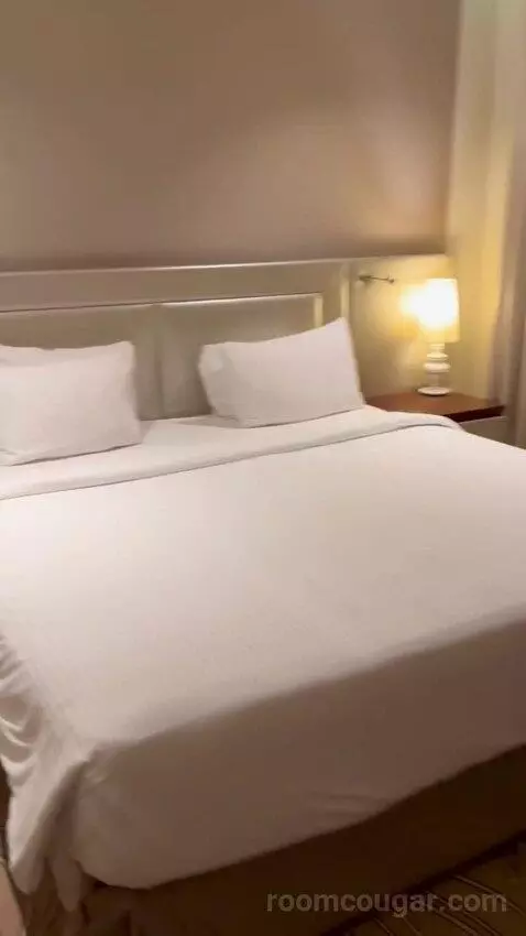 Premium King Room (#2804) bed picture #3