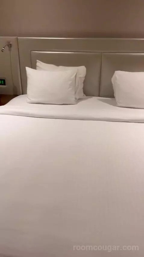 Premium King Room (#2804) bed picture #6