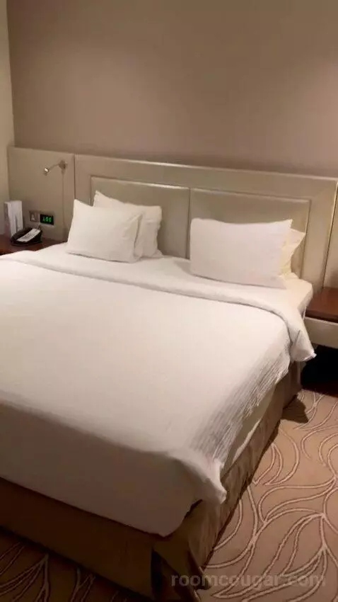 Premium King Room (#2804) bed picture #7