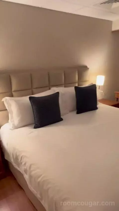 One-Bedroom Executive Suite (#1803) bed picture #2