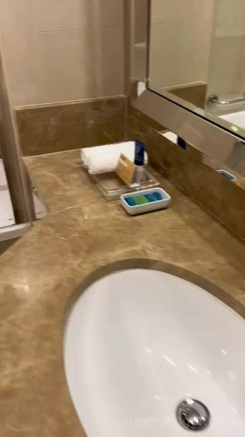 Business Suite King with Balcony - Complimentary Shuttle Service To Dubai Mall and Kite Beach (#0808) bathroom picture #3