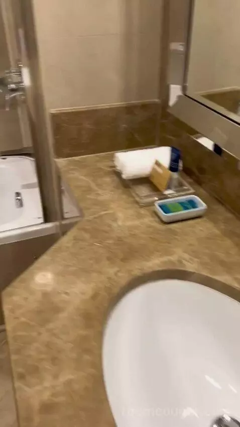 Business Suite King with Balcony - Complimentary Shuttle Service To Dubai Mall and Kite Beach (#0808) bathroom picture #4