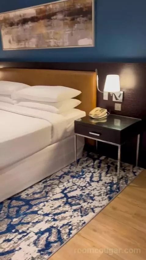 Business Suite King with Balcony - Complimentary Shuttle Service To Dubai Mall and Kite Beach (#0808) bed picture #4