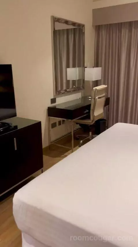 Business Suite King with Balcony - Complimentary Shuttle Service To Dubai Mall and Kite Beach (#0808) bed picture #5