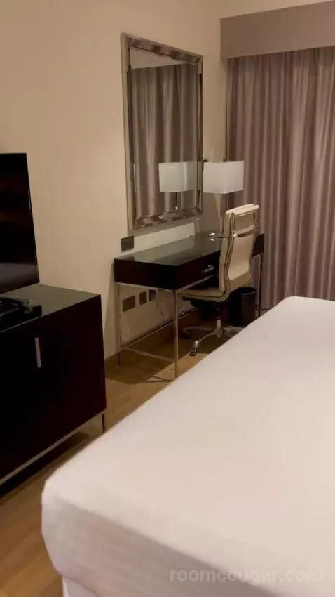 Business Suite King with Balcony - Complimentary Shuttle Service To Dubai Mall and Kite Beach (#0808) bed picture #6