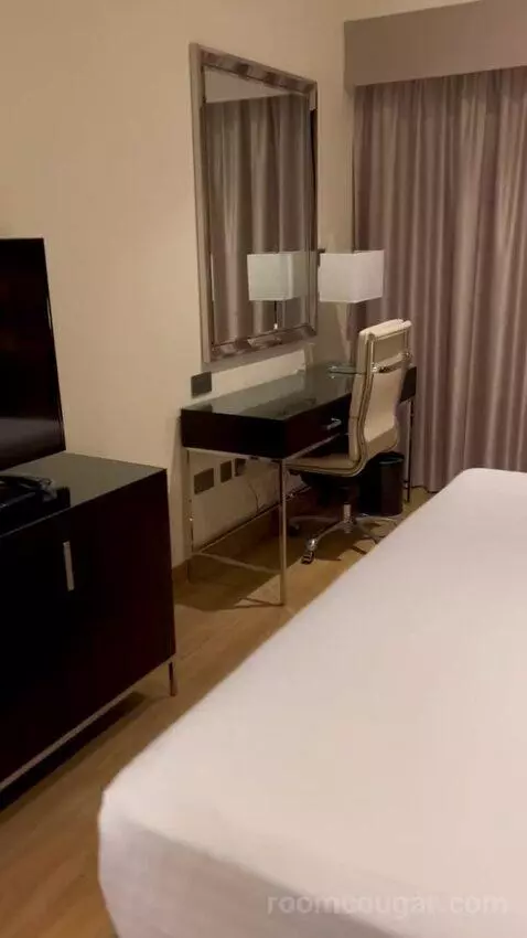 Business Suite King with Balcony - Complimentary Shuttle Service To Dubai Mall and Kite Beach (#0808) bed picture #7