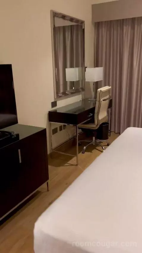 Business Suite King with Balcony - Complimentary Shuttle Service To Dubai Mall and Kite Beach (#0808) bed picture #8