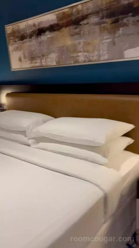 Business Suite King with Balcony - Complimentary Shuttle Service To Dubai Mall and Kite Beach (#0808) bed picture #9