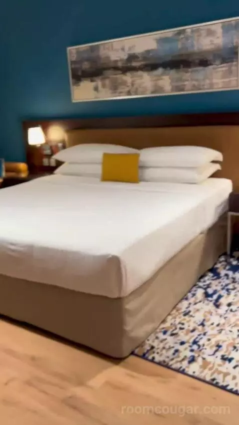 Classic King Room with Balcony - Complimentary Shuttle Service To Dubai Mall and Kite Beach (#0213) bed picture #1