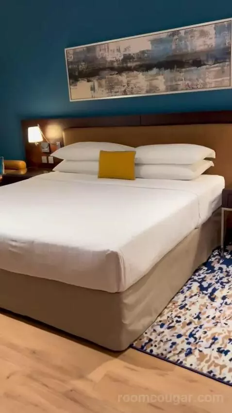 Classic King Room with Balcony - Complimentary Shuttle Service To Dubai Mall and Kite Beach (#0213) bed picture #2