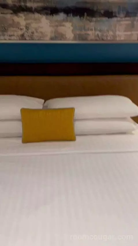 Classic King Room with Balcony - Complimentary Shuttle Service To Dubai Mall and Kite Beach (#0213) bed picture #9